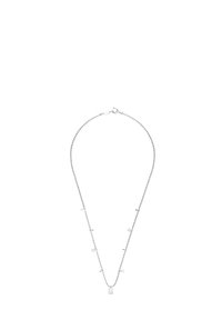 Srebrny naszyjnik z łańcuszkiem, ozdobiony małymi perłami i zawieszką w kształcie koniczyny, przedstawiający delikatny, warstwowy design z regulowanym zapięciem.