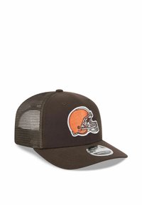 Braune Baseballkappe mit Netzrücken, die ein gesticktes Orange- und Weißes Footballhelm-Logo auf der Vorderseite hat. Verstellbarer Snapback-Verschluss.