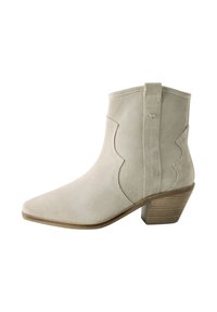 Lichtgrijze suède enkellaars met een puntige neus en decoratieve stiksels. Heeft een lage gestapelde hak en een aantreklipje aan de achterkant.