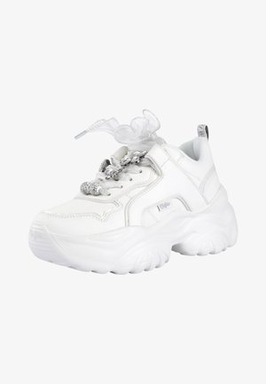 Valged robustsed tossud dekoratiivsete läbipaistvate paeltes ja kristallkaunistustega peal, paksu, tekstuuriga tallaga.