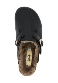 Schwarzer Slipper mit einer Schnalle, weichem Kunstfellfutter und einem runden Zehenbereich. Größenetikett sichtbar innen.