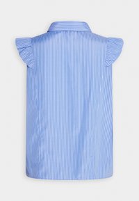 Maglietta senza maniche a righe blu con colletto e spalle arricciate. Il tessuto ha una consistenza liscia con righe bianche verticali.