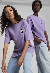 Puma DOWNTOWN 180 GRAPHIC - Nyomott mintás póló - lavender alert