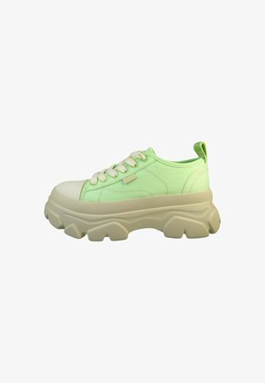 Hellgrüne Canvas-Sneaker mit einer voluminösen weißen Sohle, runder Zehenpartie und strukturierten Akzenten. Mit Schnürsenkeln und einem Zugschlaufe an der Rückseite.