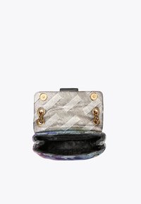 Borsa a tracolla in tessuto argentato intrecciato con hardware dorato, chiusura magnetica e un motivo colorato all'interno, caratterizzata da due dettagli a catena.
