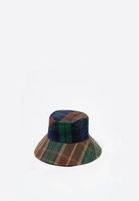 Sombrero tipo bucket con un diseño de patchwork en patrones de cuadros verdes, marrones y azul marino, con un ala ancha y textura de tela suave.