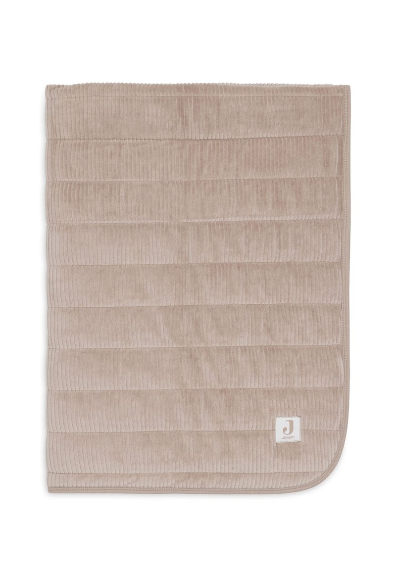 Couverture de bébé beige matelassée avec des coutures horizontales et une petite étiquette carrée dans le coin inférieur droit.