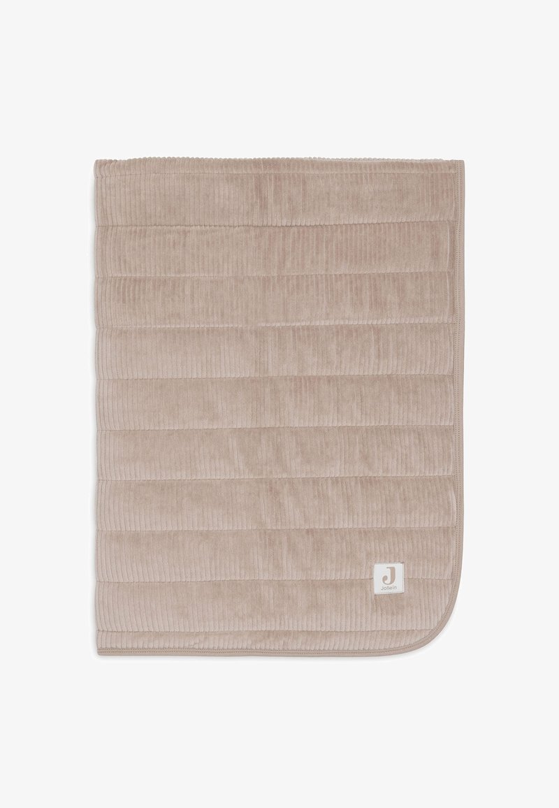 Couverture de bébé beige matelassée avec des coutures horizontales et une petite étiquette carrée dans le coin inférieur droit.