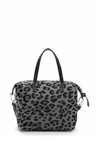 Pelēka soma ar melnu leoparda rakstu, melnām ādas rokturiem un noņemamu plecu siksnu ar zelta krāsas aparatūru.