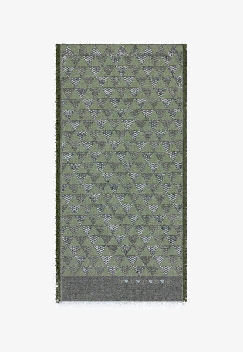 Écharpe rectangulaire verte avec un motif répétitif de petits triangles vert foncé et blancs, bords frangés, et texte "GUESS" au bas.