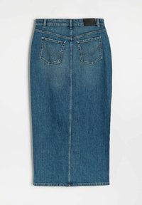 Dżinsowa spódnica midi w średnim niebieskim kolorze o prostym kroju, z tylnymi kieszeniami i widocznym przeszyciem. Posiada klasyczny pas i tylny rozcięcie.