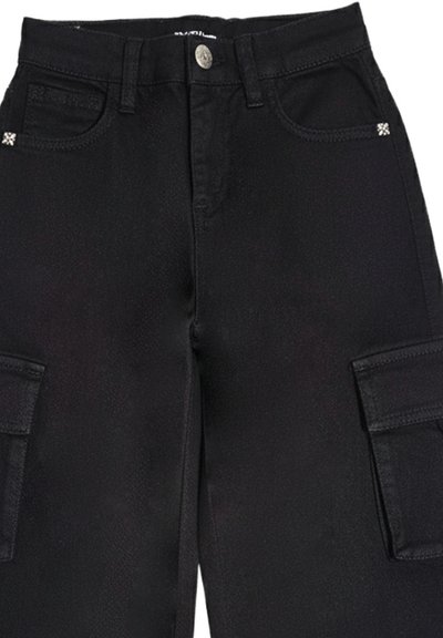 Pantaloni cargo neri con bottone frontale, passanti per cintura, due tasche anteriori e tasche laterali con patta su ciascuna gamba.