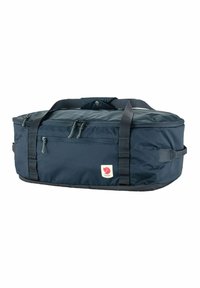 Borsone blu navy di forma rettangolare, realizzato in materiale resistente, dotato di manici doppi, cerniere e una patch con logo.
