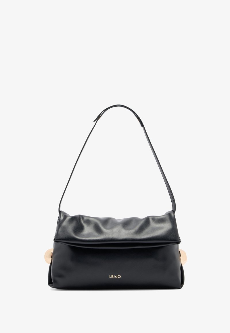 Sac à épaule en cuir noir avec un rabat souple repliable et le logo "Liu Jo" en métal doré à l'avant, doté d'une bandoulière réglable et d'un design minimaliste.