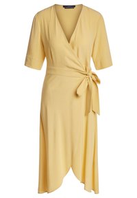 Wrapklänning i mjuk gul tyg, med en djup V-ringning, korta ärmar och knytmidja, samt en svängd A-linjeformad kjol och vinkelig nederkant.