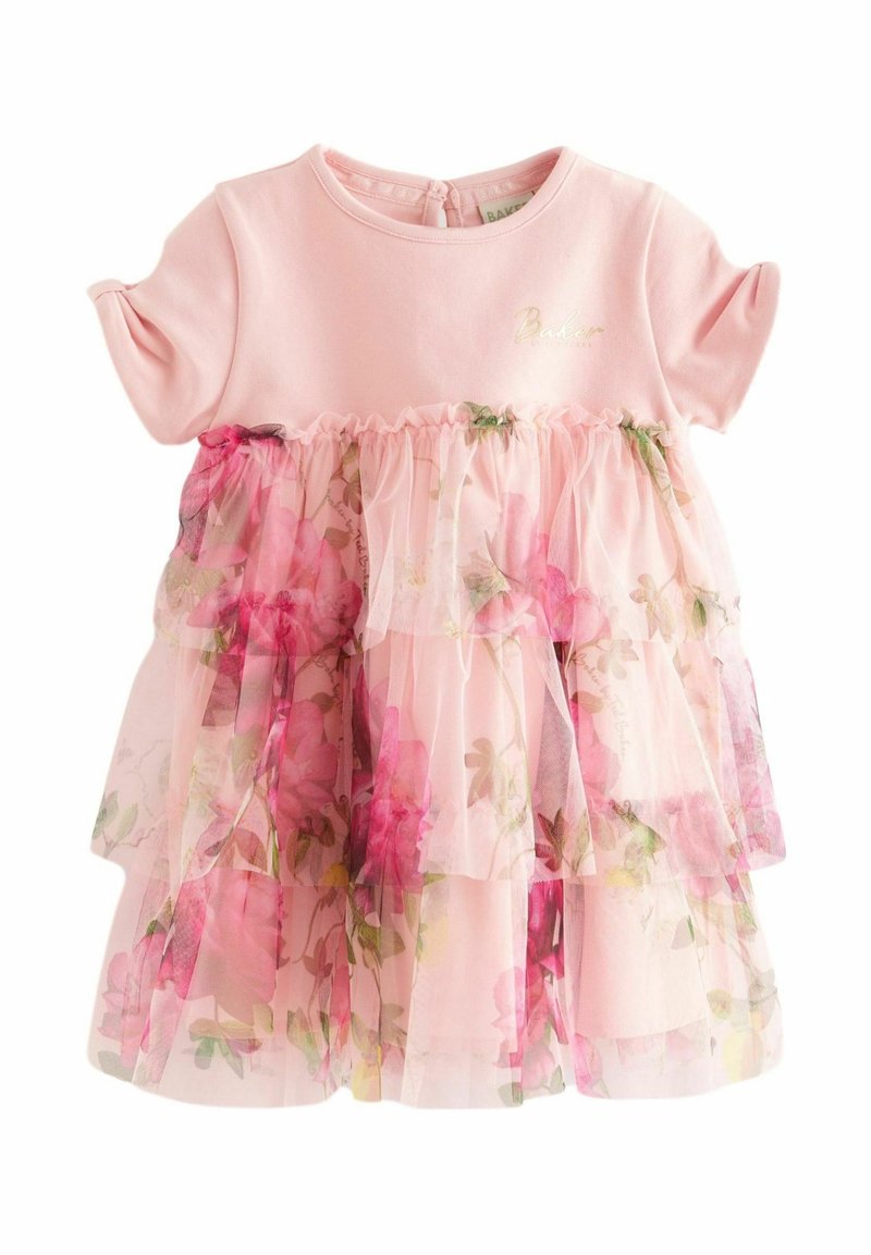 Robe bébé rose à manches courtes avec jupe en tulle floral superposée et petit nom de marque brodé en or sur la poitrine.