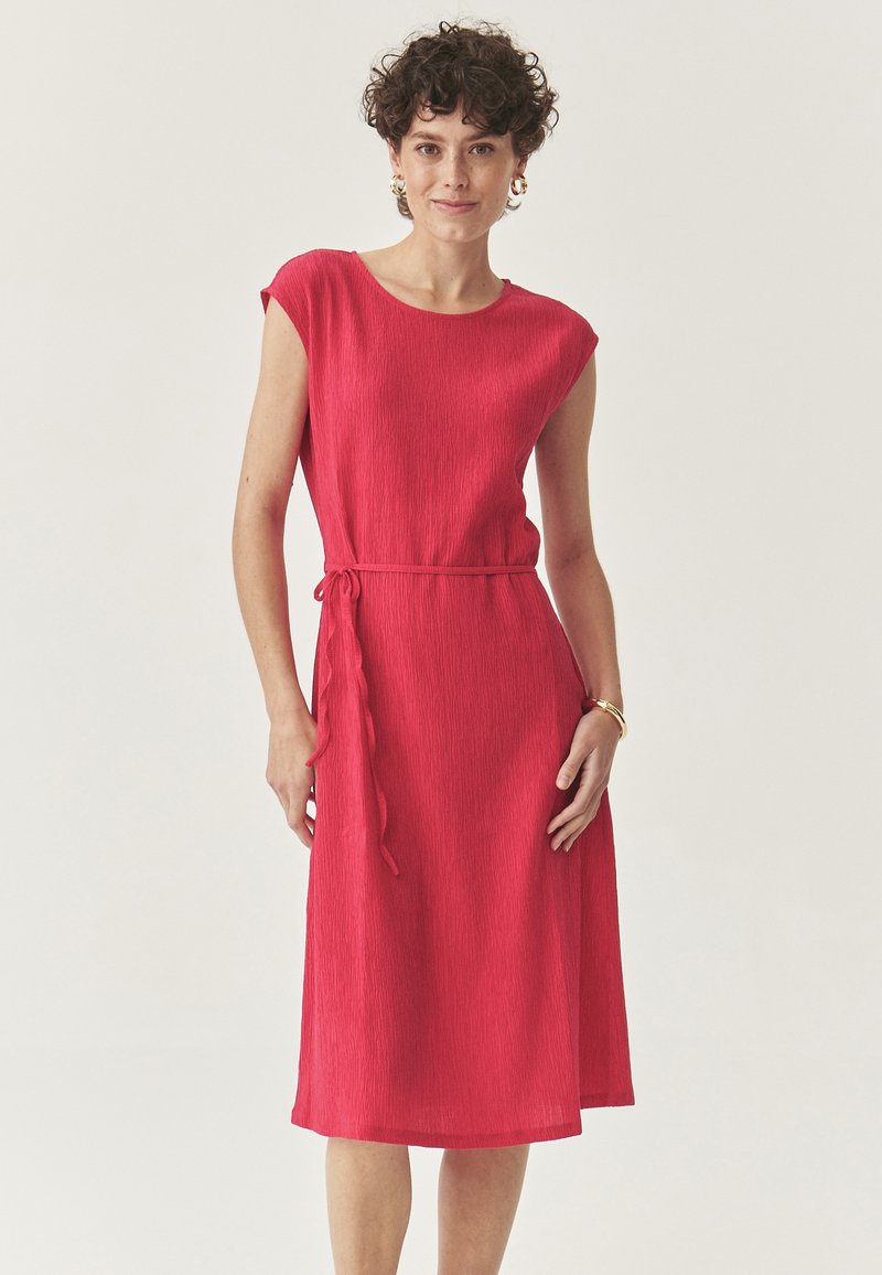 Rotes, knielanges Kleid aus strukturiertem Stoff, mit kurzen Ärmeln und einem Taillengürtel. Hat einen runden Ausschnitt und eine lockere Passform.