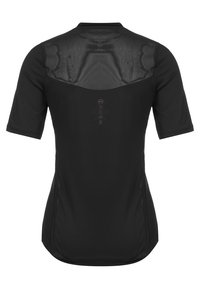 Camiseta atlética negra de manga corta con un panel trasero de malla, que presenta un dobladillo curvado y un logotipo discreto en el centro. Tela suave y ligera.