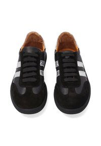 Sorte sneakers med en overdel i ruskind, læderdetaljer og tre sølvstriber. Har sorte snørebånd og en brun indvendig foring.