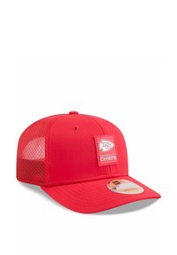 Rote Baseballmütze mit Netzseitenteilen, ausgestattet mit einem Kansas City Chiefs-Logo-Patch auf der Vorderseite und einem gebogenen Schild.