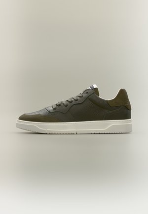 Niski ciemnozielony skórzany sneaker z białą podeszwą, wiązany sznurowadłami i teksturowanymi bocznymi panelami, pokazany z profilu na neutralnym tle.