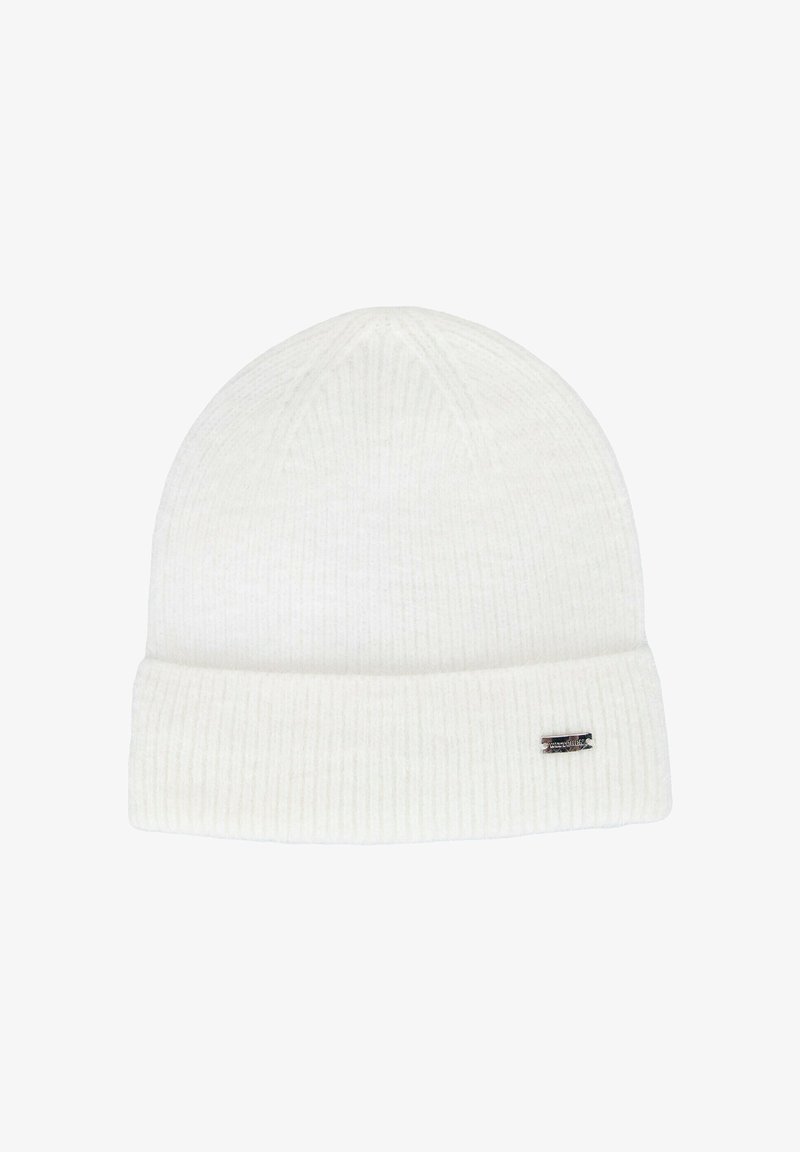 Gorro de punto blanco con diseño acanalado, puño plegable y una pequeña etiqueta de marca en el costado. Textura suave.
