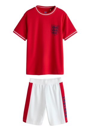 Červené tričko s krátkym rukávom s emblémom Anglicka na hrudi a biele šortky s červenými bočnými panelmi a textom England na ľavej nohe.