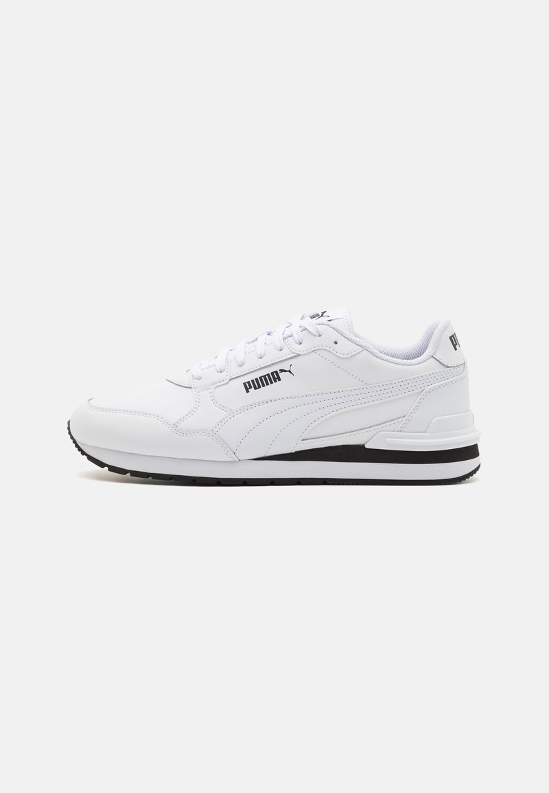Sneakers en cuir blanc avec accents noirs, surface texturée, bout rond, col rembourré et lacets à l'avant. Logo Puma sur le côté.