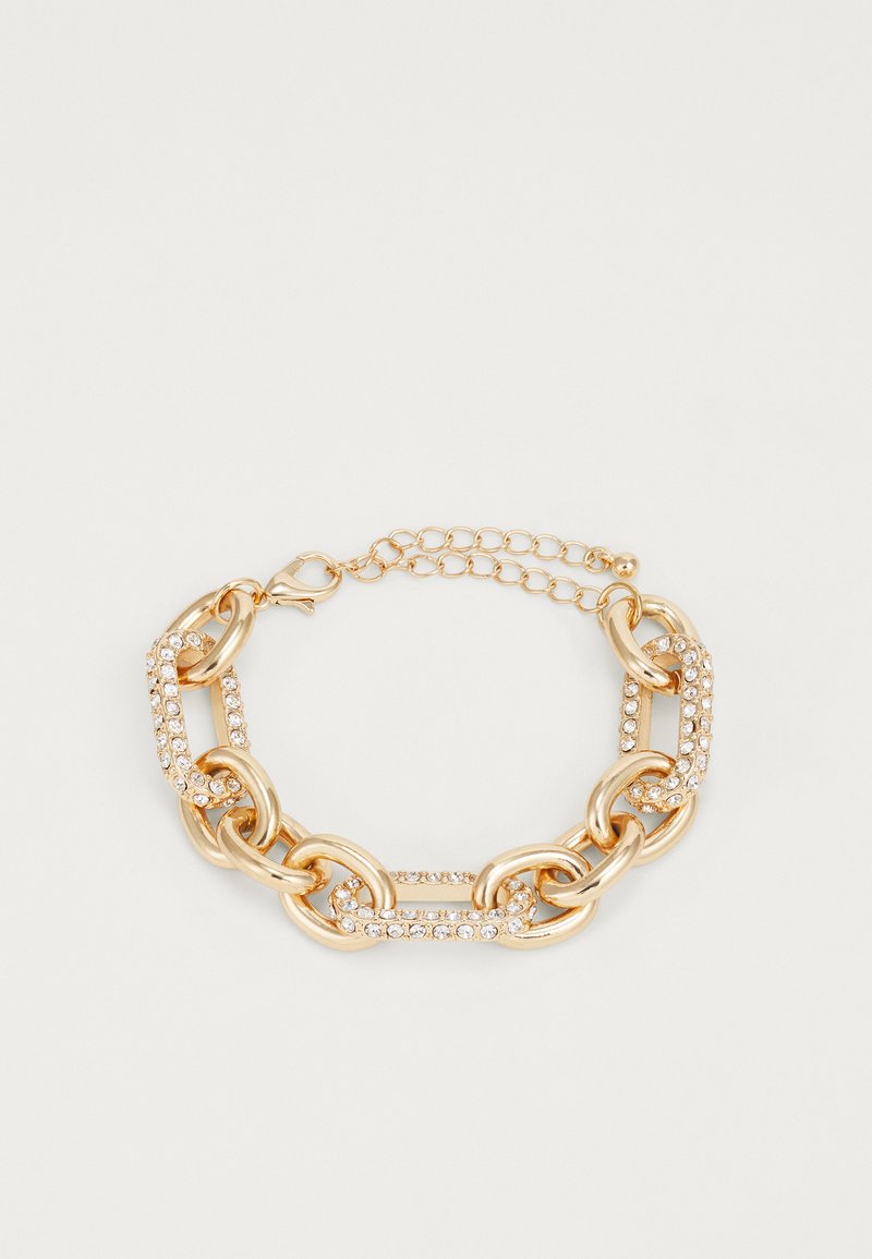 Pulsera de cadena de oro con eslabones ovalados y rectangulares entrelazados, acentuada con lindas piedras de strass y con cierre de langosta.