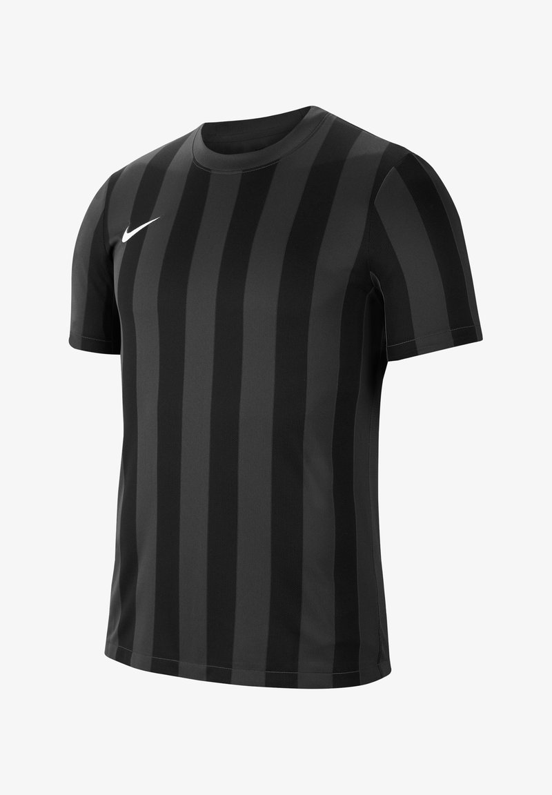 Schwarzes sportliches T-Shirt mit vertikalen dunkelgrauen Streifen, Rundhalsausschnitt, kurzen Ärmeln und kleinem weißen Nike-Logo auf der Brust.
