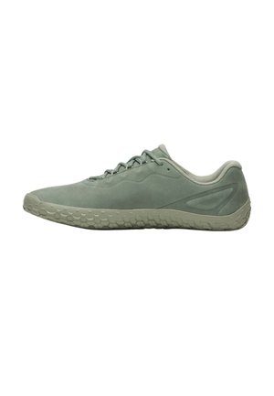 Groene sneaker met lage leest, een gestructureerde zool en vetersluiting, getoond vanaf de zijkant op een witte achtergrond.