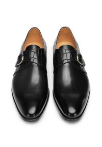 Schwarze Lederschuhe mit spitz zulaufender Zehenpartie, ausgestattet mit einem strukturierten schwarzen Kroko-Muster-Riemen und einer silbernen Schnallendekoration an der Seite.