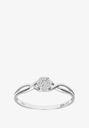 Anillo de oro blanco con banda retorcida, que presenta un grupo de pequeños diamantes redondos en el centro. Acabado pulido, diseño minimalista.