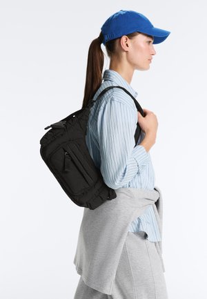 OYSHO, MINI BAG WITH MAXI POCKETS - Sac à main - black