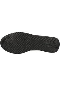 Černá gumová podrážka se zubatým vzorem běhounu, s kulatou špičkou a hladkým povrchem. Na boku je vytlačené značkové jméno "remonte".