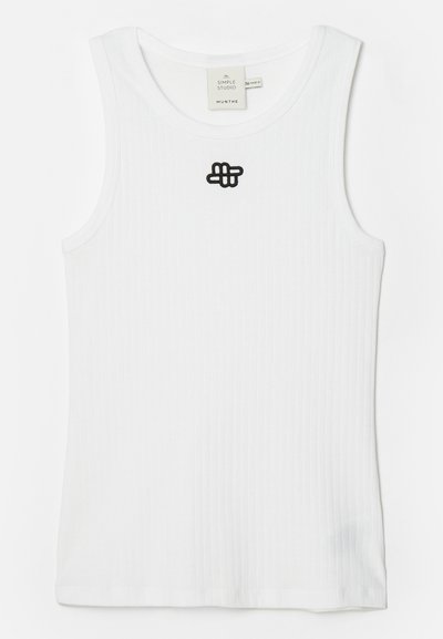 Débardeur blanc à côtes en coton, avec un col rond et un logo brodé noir en haut à gauche. Design simple, sans manches.