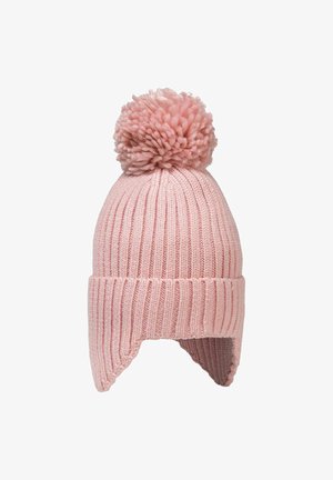 Roze gebreide muts met een ribbelpatroon, voorzien van een grote pompon bovenop en oorkleppen voor extra warmte. Zachte textuur en rekbare pasvorm.