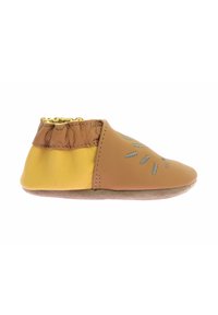 Chaussure en cuir tan avec des accents jaunes, col en tissu doux et design cousu subtil. Bout rond et semelle flexible pour le confort.