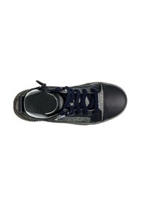 Sneaker alta navy con accenti neri lucidi, pannelli laterali argentati metallici e suola in gomma testurizzata. Presenta lacci e colletto imbottito.
