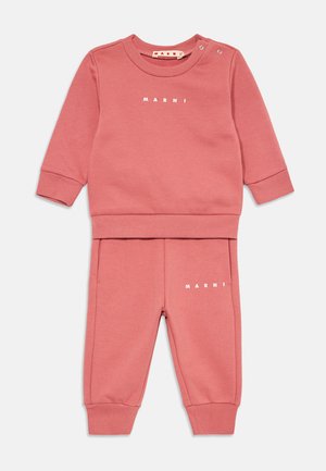 Set di felpa e pantaloni coordinati per bambini in morbido rosa, con polsini a costine e logo bianco "MARNI" sul petto e sui pantaloni.