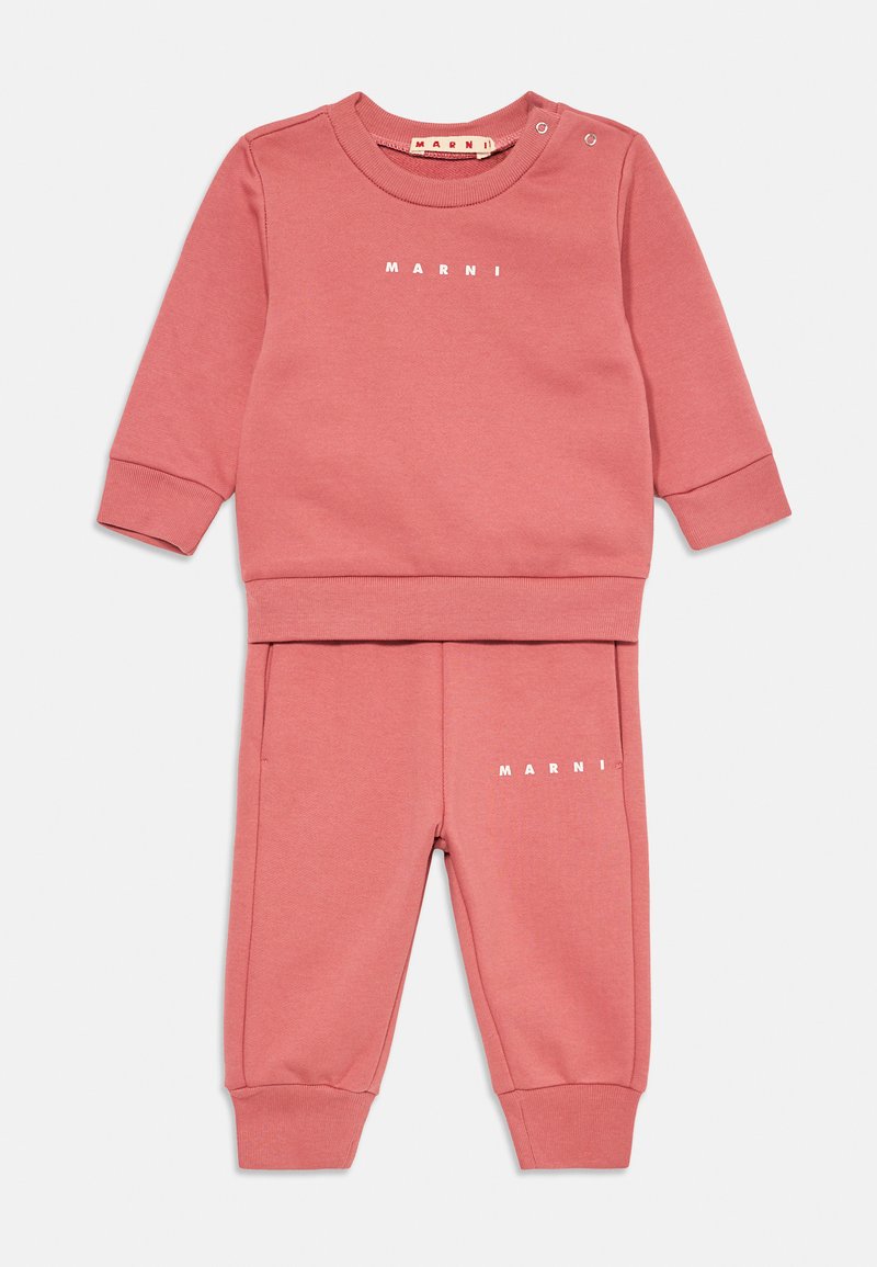 Set de hanorac și pantaloni pentru copii mici, de culoare roz pal, cu manșete ribbate și logo alb "MARNI" pe piept și pe pantaloni.
