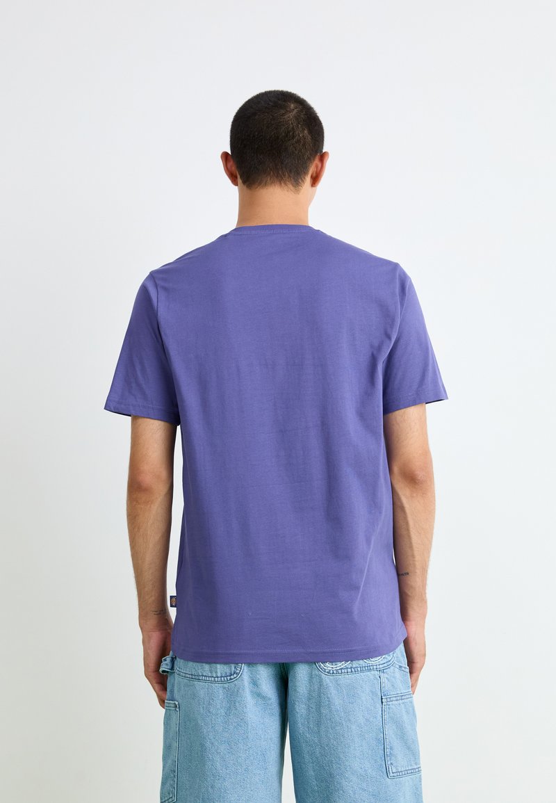 Lila Baumwoll-T-Shirt mit kurzen Ärmeln und rundem Ausschnitt. Glatte Textur, einfaches Design ohne sichtbare Muster oder Akzente.
