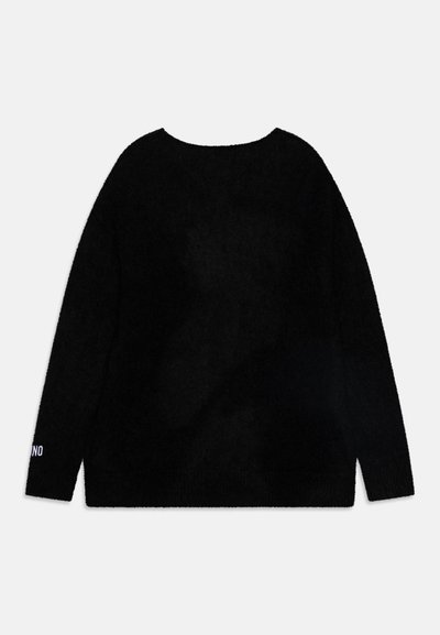 Suéter negro con un corte relajado, cuello redondo y mangas largas. Textura suave con dobladillo acanalado y la palabra "NO" escrita en la manga izquierda.