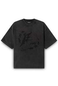 Sort oversized t-shirt lavet af blødt stof, med et struktureret grafisk design med stjerner og et stiliseret logo på forsiden.