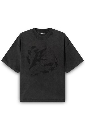 Čierne oversize tričko vyrobené z mäkkej tkaniny, s textúrovaným grafickým dizajnom s hviezdami a štýlovým logom na prednej strane.