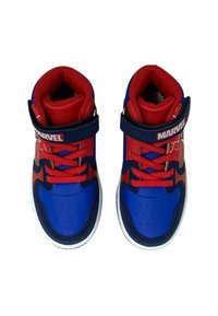 Sneakers alti rossi e blu con collo imbottito, chiusura con lacci e strap in Velcro, caratterizzati da un logo Marvel e dettagli perforati.