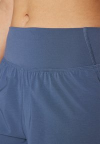 Under Armour VANISH - Kratke hlače 2-u-1 - downpour gray