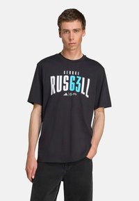 Sort bomulds T-shirt med stort hvidt og aqua tekst "GEORGE RUS63LL" med logo accenter, afslappet pasform og korte ærmer.