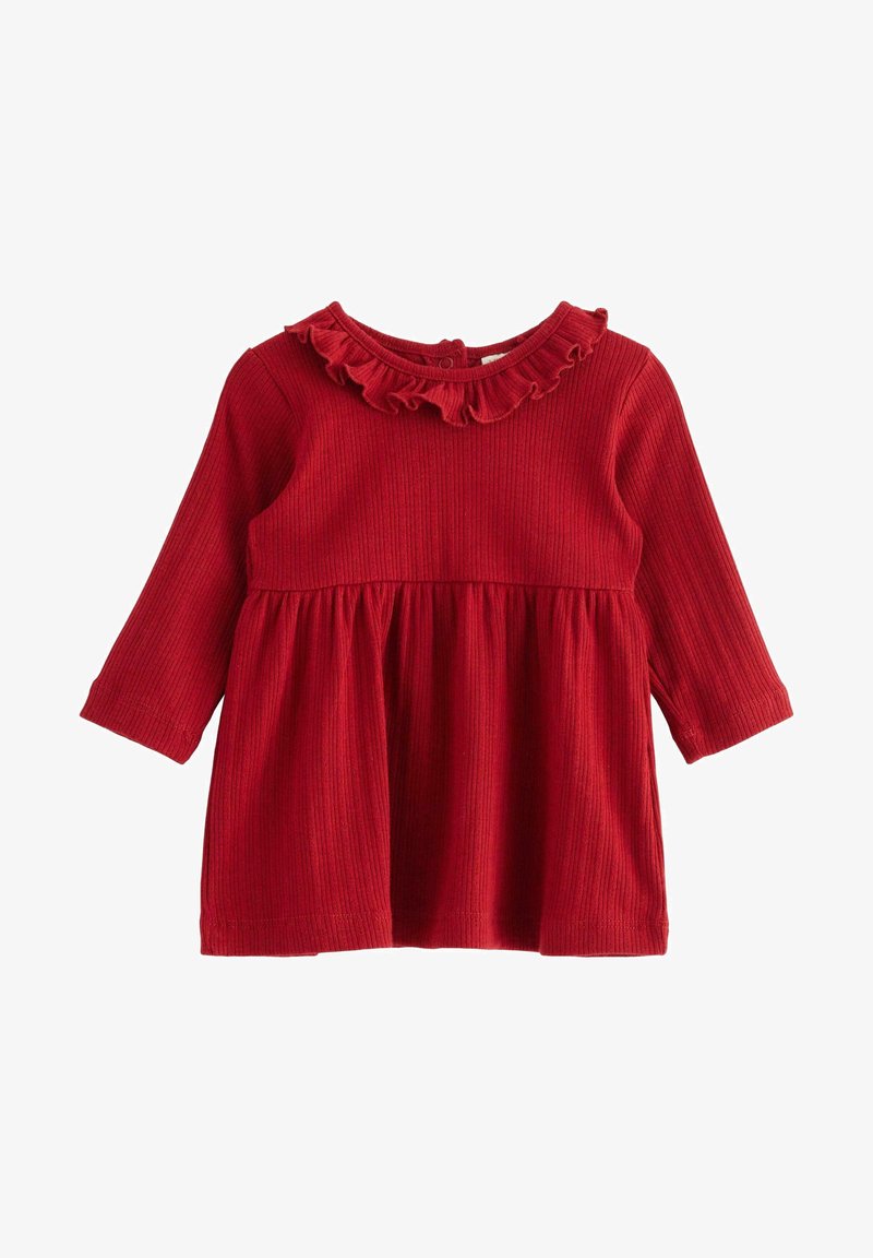 Robe bébé rouge à manches longues avec texture côtelée, taille froncée et col à volants sur un fond blanc.