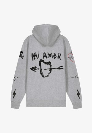 Felpa grigia con cappuccio che presenta grafiche stampate nere, tra cui la scritta "Mi Amor", teschi, cuori e frecce sui lati e sulla parte posteriore.